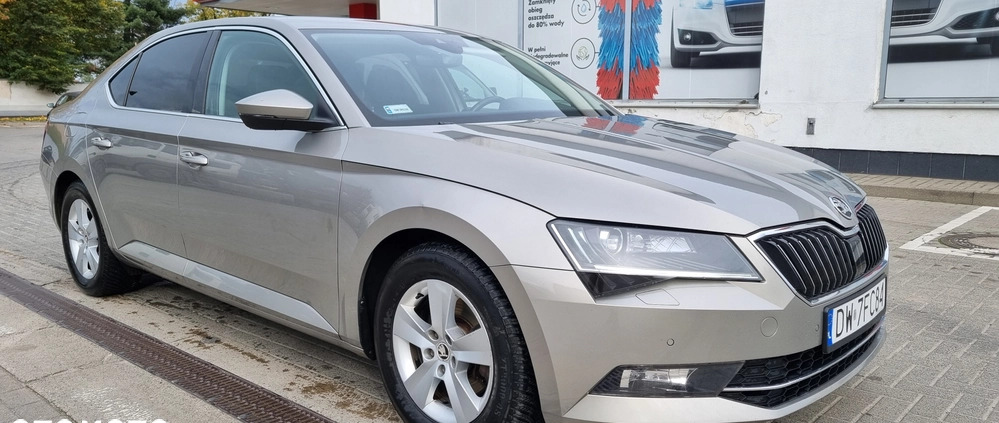 Skoda Superb cena 61900 przebieg: 298700, rok produkcji 2017 z Wojkowice małe 596